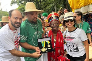 Vereadora entrega Medalha do Samba em homenagem póstuma a Catarina Teixeira