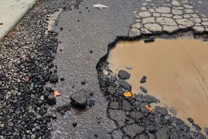 Vereador solicita operação tapa-buracos na Avenida das Ondas