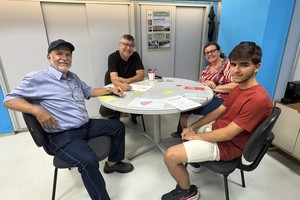 Vereador acompanha jovem em visita às instalações da Câmara