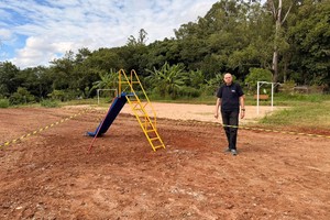 Vereador vistoria instalação de playground em área do Santa Rosa