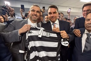 Camisa do XV de Novembro é entregue a senador em evento na Alesp