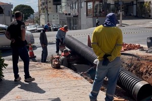 Após solicitação, obra para solucionar transbordamento em cruzamento é iniciada