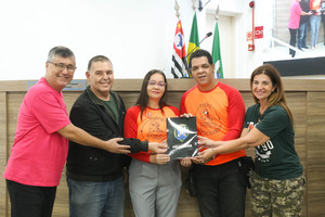 Câmara entrega moção de aplausos ao grupo "Patins Piracicaba"