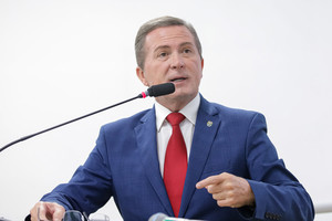 Vereador aborda tarifa de água e falta de abastecimento em discurso na Câmara