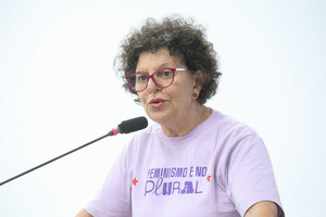 Na tribuna, vereadora fala sobre início das aulas de cursinho popular