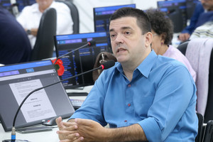 Vereador volta a pedir à Prefeitura poda de árvore em rua do Sol Nascente 2