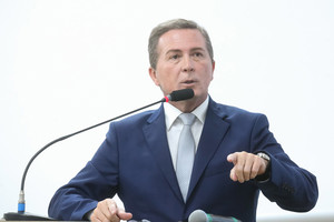 Vereador critica valores de sepulturas, parquímetros e falta de corte de mato