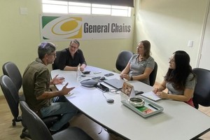 Em reunião com diretor de empresa metalúrgica, vereador apresenta projeto