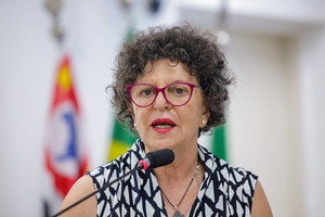 Vereadora destaca adesão ao Pacto Contra o Feminicídio em discurso na Câmara