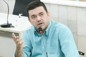 Vereador questiona falta de manutenção em calçada da av. Vollet Sachs