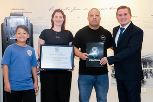 Atleta Thiago Monte recebe homenagem por título no evento The Cage Championship