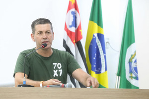 Frequentador fala em 'indignação' com piscina municipal fechada há mais de 1 ano