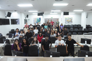 Alunos da Escola Estadual Edson Rontani participam do Conheça o Legislativo