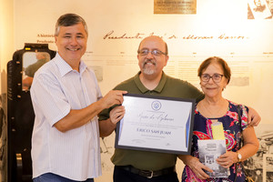 Cartunista recebe moção de aplausos por trajetória na cultura local