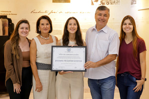 Árbitra assistente é homenageada por atuação no futebol profissional
