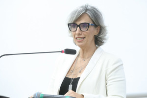 Na tribuna, a oradora destaca a violência política contra as mulheres 