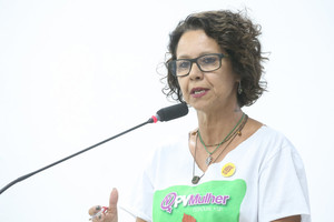 Vereadora questiona Prefeitura sobre árvores com raízes 'concretadas'