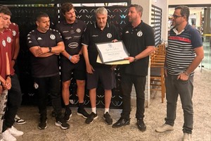 Vereador entrega moção ao DNAXV Sub-17 pela conquista da Field Cup 2025