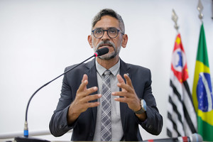 Vereador comenta taxa de iluminação e divulga plantão de regularização