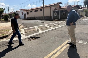 Vereador solicita reparo urgente em pavimento de rua na Vila Rezende 