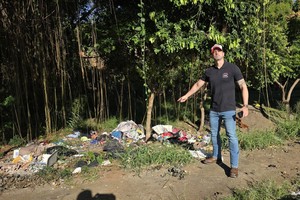 Vereador fiscaliza poda, limpeza e iluminação na rua do Enxofre