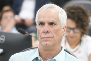 Vereador cobra poda de árvores no Monte Alegre