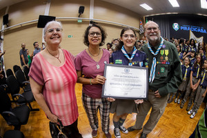 Vereadora entrega homenagem a escoteira no Dia do Escoteiro