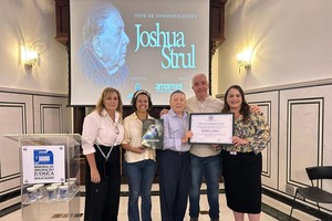 Vereadora entrega homenagem a sobrevivente do Holocausto