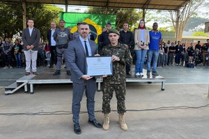 Vereador participa de Solenidade do Dia do Exército e homenageia Tiro de Guerra 