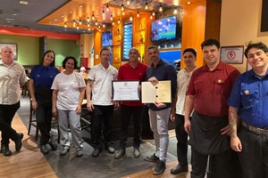 Vereador entrega moção de aplausos a restaurante pelos 10 anos em Piracicaba