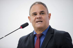 Vereador rebate desinformação e defende criação de modelo municipal de saúde