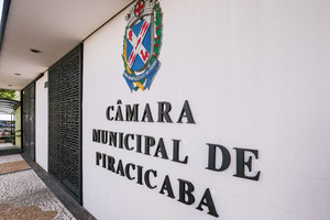 Comerciante da Rua do Porto recebe Medalha de Mérito Legislativo
