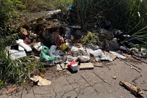 Vereador cobra providências para descarte irregular de lixo no bairro Vem Viver
