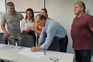 Vereador participa da assinatura de termos para fortalecer distritos industriais