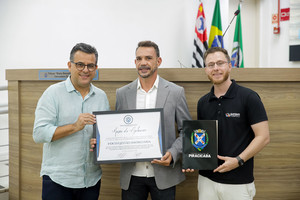 Empresa de gestão imobiliária recebe homenagem por 10 anos de fundação