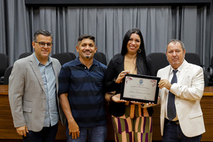 Representante da comunidade Pereirinha recebe Título de Líder Comunitária
