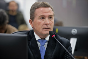 Projeto concede Medalha de Mérito Legislativo para diretora de escola estadual