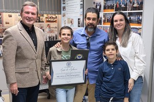 Vereador entrega moção de aplausos ao atleta Nicholas Packer Lopes
