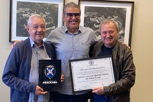 Vereador entrega homenagem à nova diretoria da Santa Casa