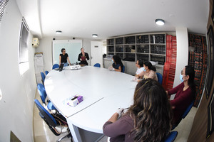 Professoras ampliam conhecimento com visita ao acervo histórico da Câmara