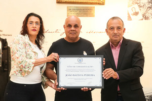 Após 29 anos de serviços, motorista aposentado do Semae recebe homenagem