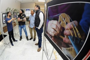 Exposição recebe visita de luthier e é acompanhada por vereador