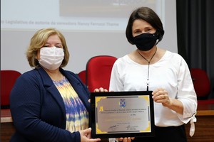 Nancy entrega título de 'Cidadã Piracicabana' a conselheira da Mulher