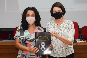 Subinspetora recebe homenagem por trabalhos em defesa da mulher