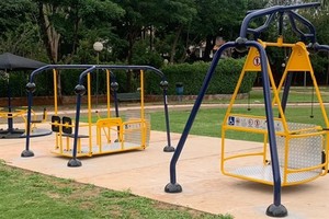 Vereador comemora mais um espaço com brinquedos adaptados a crianças