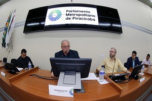 Parlamento se reúne, recebe deputados eleitos e discute nova direção