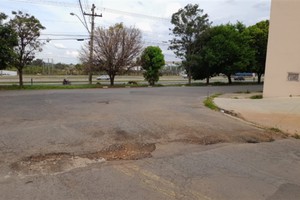 Rua Hibisco, no Jd. Santa Inês, necessita de operação tapa-buracos