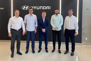 Geração de emprego: parlamentares visitam montadora de carros