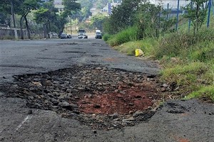Vereador cobra operação tapa-buracos em todas as vias do Unileste