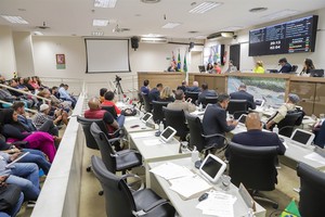 Câmara aprova moção de apelo contra municipalização de escolas